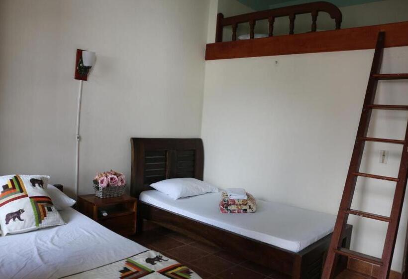 استودیو خانوادگی, Candileja Hostel