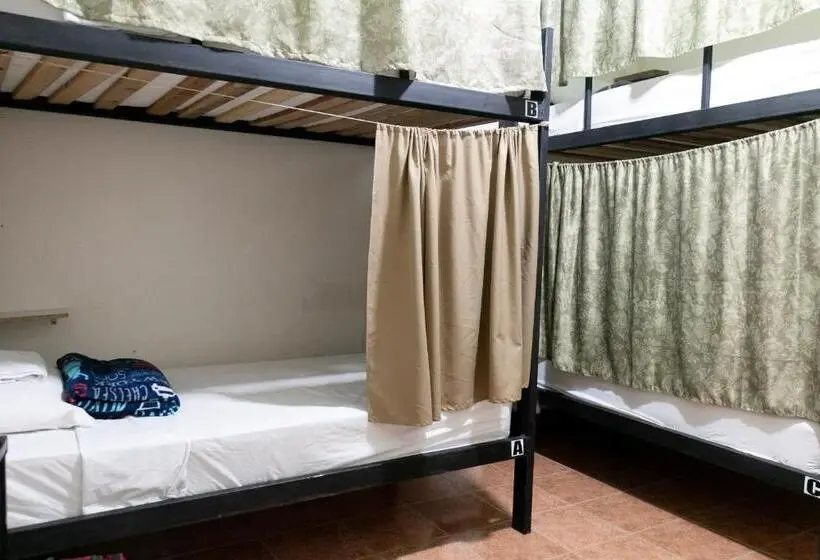 ルームシェアのワンベッド, Candileja Hostel