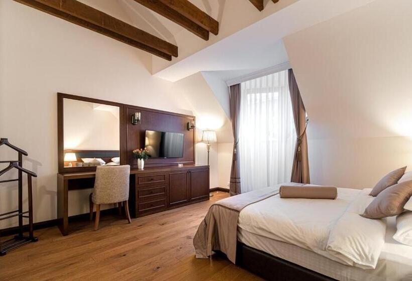 Quarto Superior, Michael S Palace