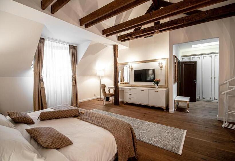 Quarto Deluxe, Michael S Palace