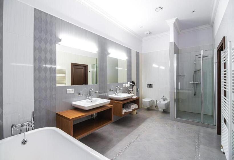 Quarto Deluxe, Michael S Palace