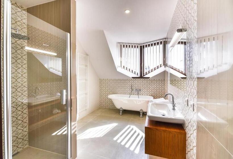 Quarto Triplo Deluxe, Michael S Palace