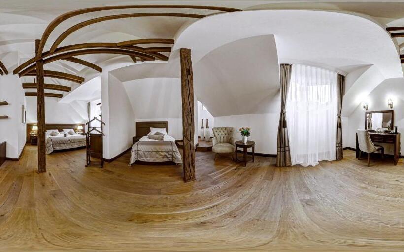 Quarto Triplo Deluxe, Michael S Palace