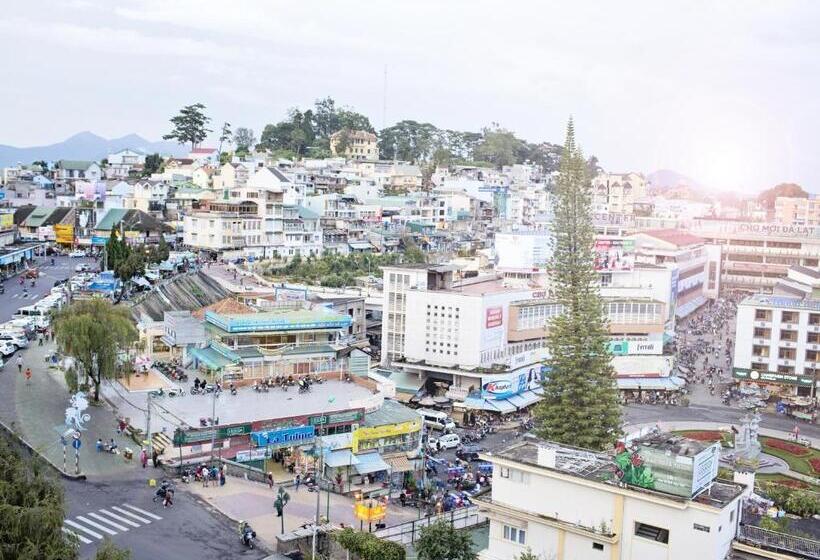 اتاق لوکس با چشم‌انداز دریاچه, Hoang Minh Chau