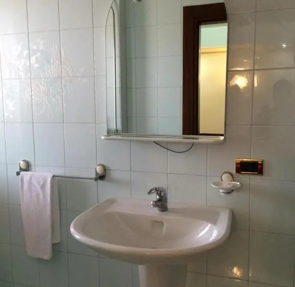 Standard Yhden Hengen Huone, Re Di Cuori