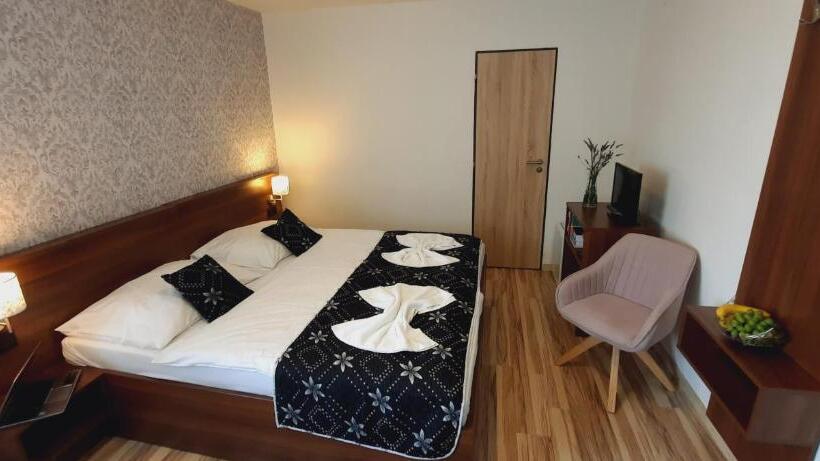 Четырехместный Номер Стандарт Вид на Сад, Vincent