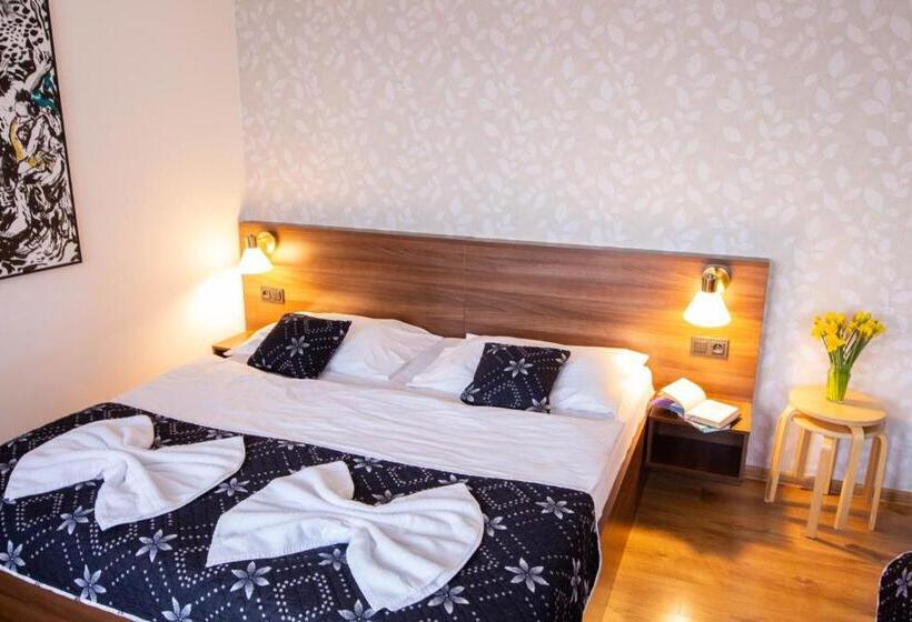 Трехместный Номер Стандарт с Балконом, Vincent