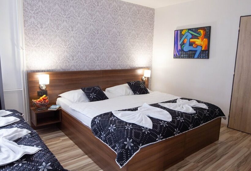 Четырехместный Номер Стандарт Вид на Сад, Vincent