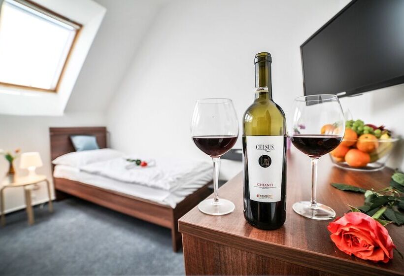 Номер Стандарт Трехместный, Vincent