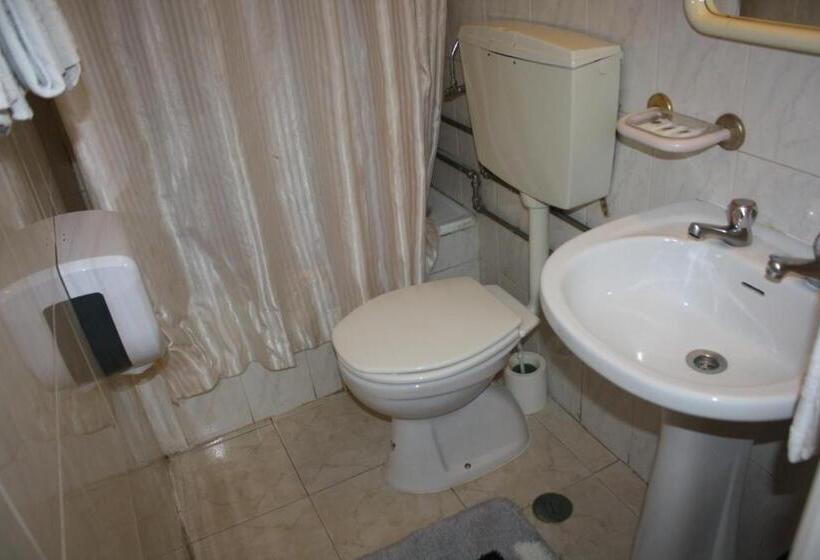 اتاق استاندارد سه نفره, Pensao Residencial Estrela Do Mondego