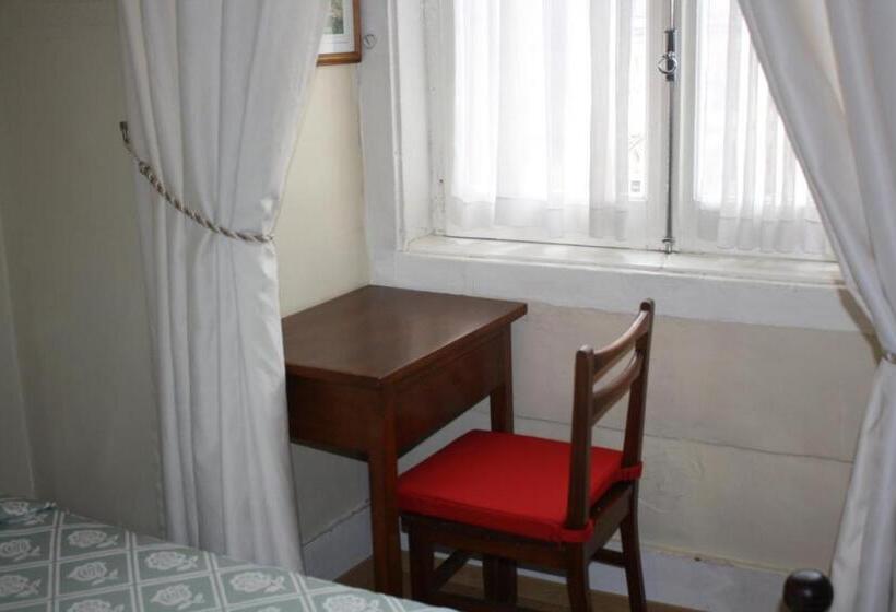 اتاق استاندارد سه نفره, Pensao Residencial Estrela Do Mondego