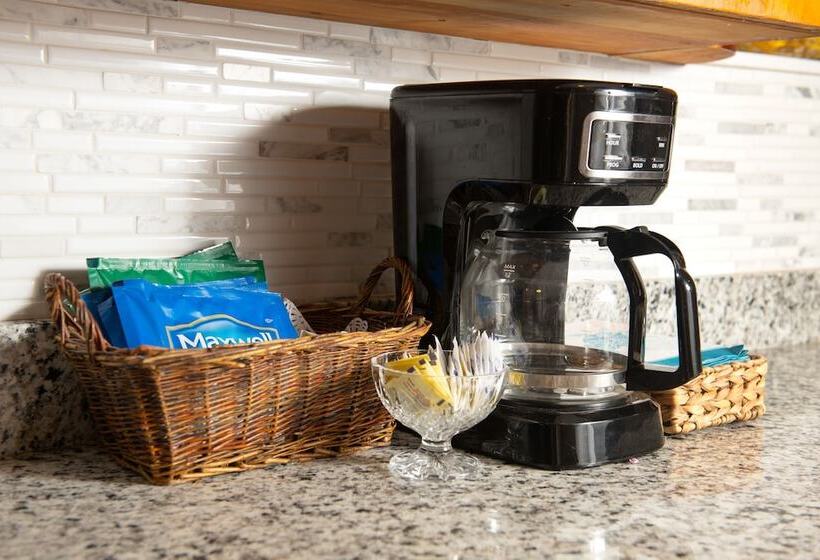 スタンダードスタジオ, America's Cup Inn Newport