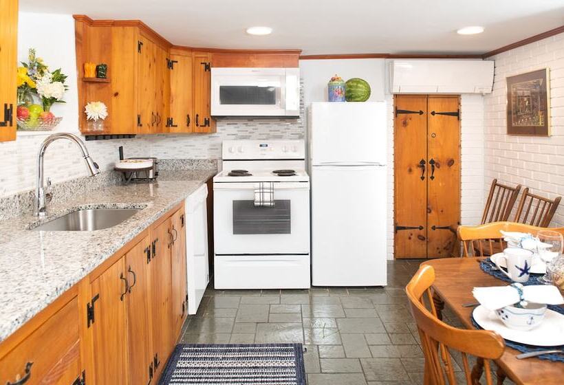 スタンダードスタジオ, America's Cup Inn Newport