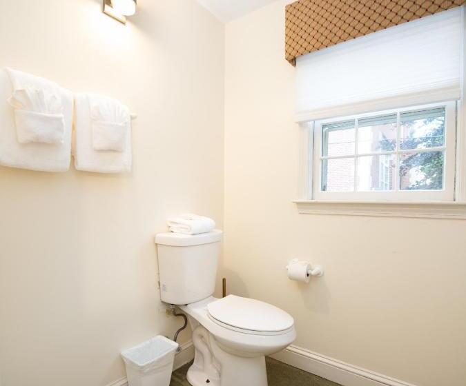 スタンダードスタジオ, America's Cup Inn Newport