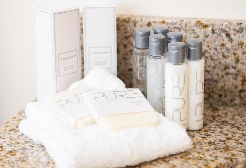 キングサイズベッドのデラックスルーム, America's Cup Inn Newport