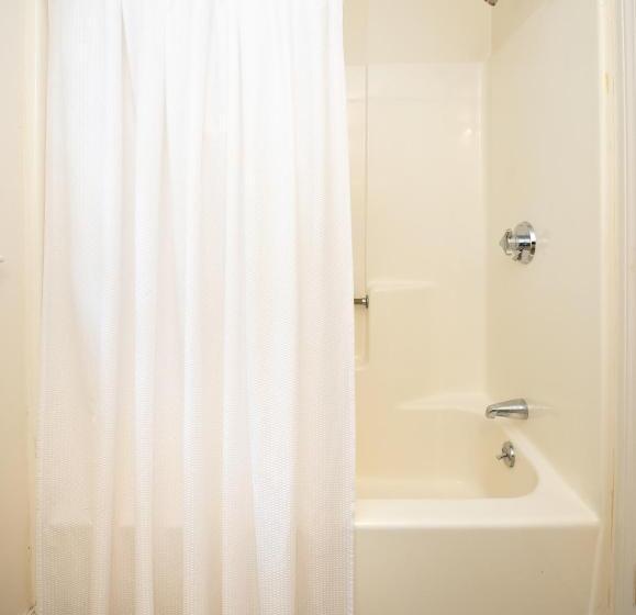 スタンダードスタジオ, America's Cup Inn Newport