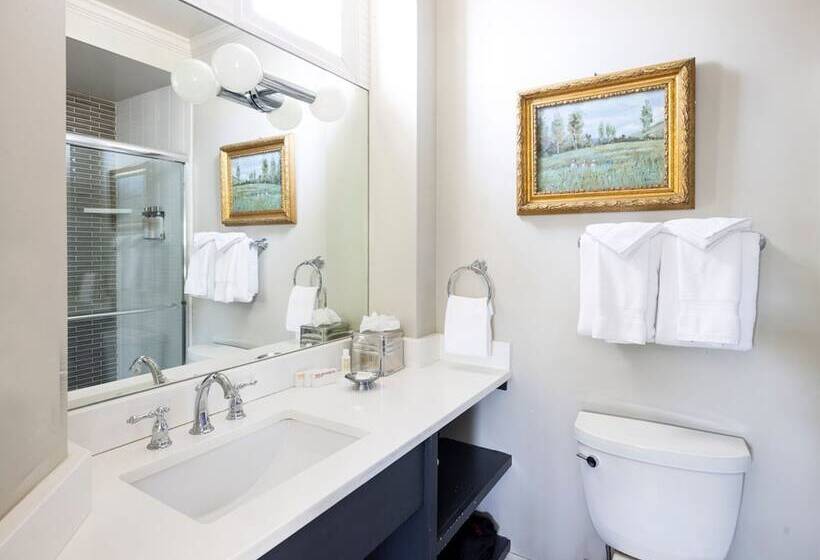 جناح, Kennebunkport Inn