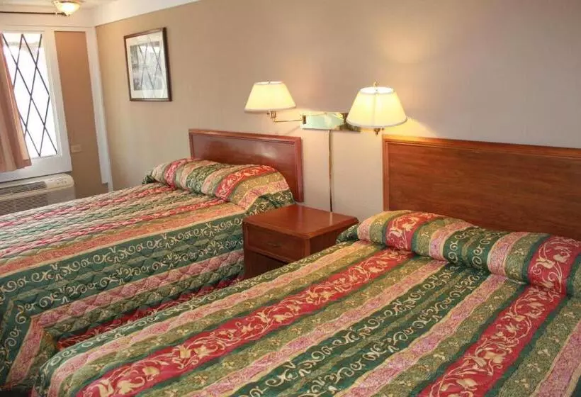 ２ダブルベッドのスタンダードルーム, Knights Inn Indianapolis