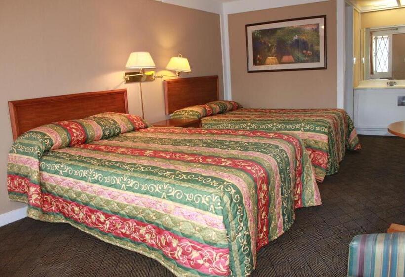 带2个双人床的标准工作室, Knights Inn Indianapolis