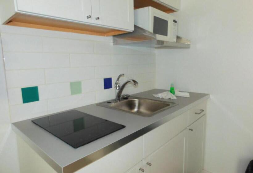 바다 전망 스위트, The Jolly Roger Motel