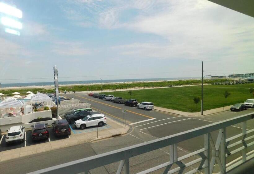 Люкс Вид на Море, The Jolly Roger Motel