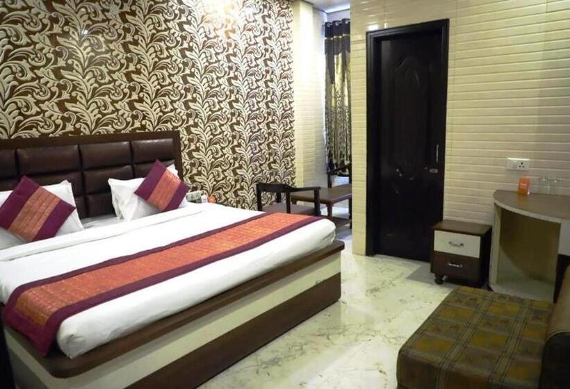 Camera Deluxe, Holy City