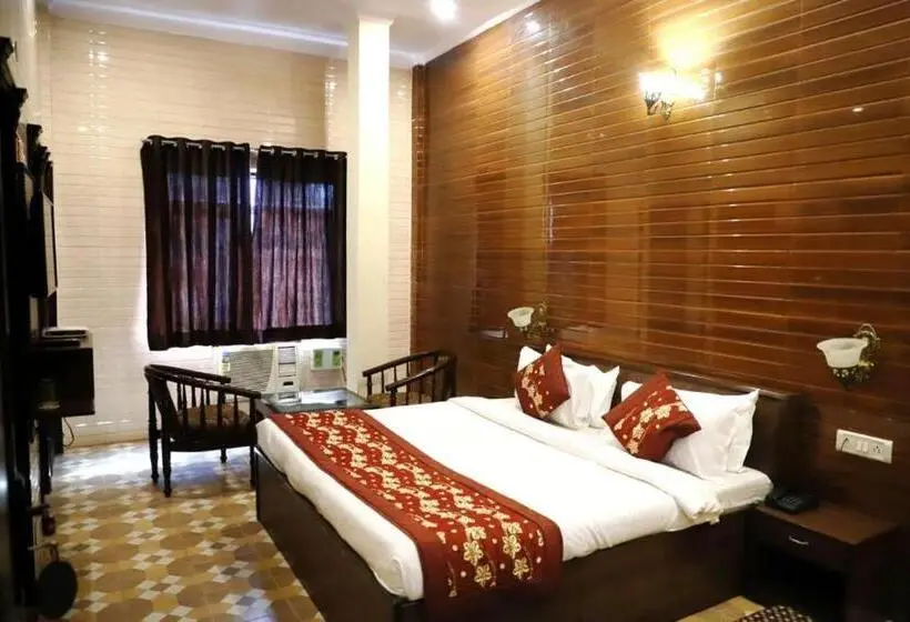 Deluxe-huone, Holy City