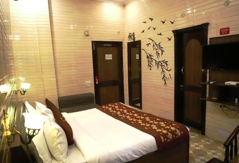 Camera Deluxe, Holy City