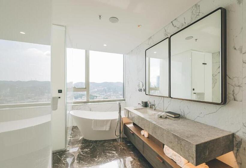 Superior suite with view, Atour Hotel Shenzhen Luohu Shuibei Ibc