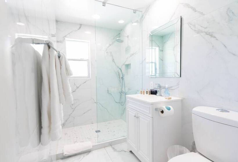 スーペリアスタジオ, Bellevue Oasis Adults Only