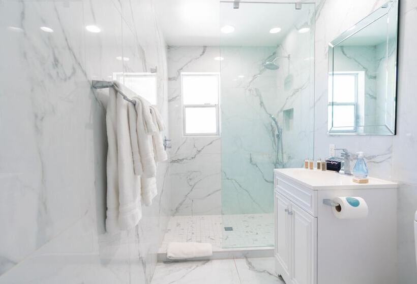 スーペリアスタジオ, Bellevue Oasis Adults Only