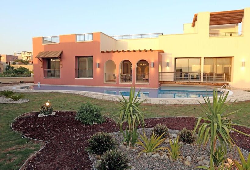 ویلای 3 خوابه با استخر, Tala Bay Residence Families Only