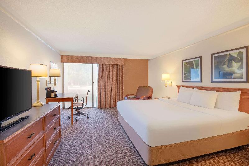 غرفة قياسية سرير كينج لذوى الإحتياجات الخاصة, Baymont By Wyndham Daytona Beach   Intl Speedway