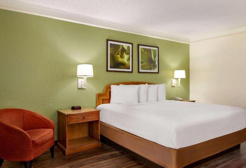 Стандартный Номер Кровать Кинг, Baymont By Wyndham Daytona Beach   Intl Speedway