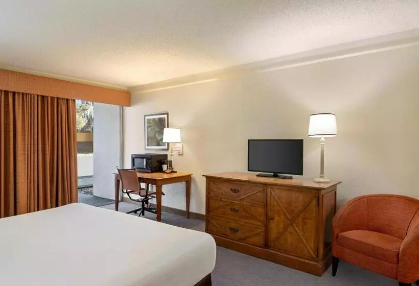 身障者適用キングサイズベッドルーム, Baymont By Wyndham Daytona Beach   Intl Speedway