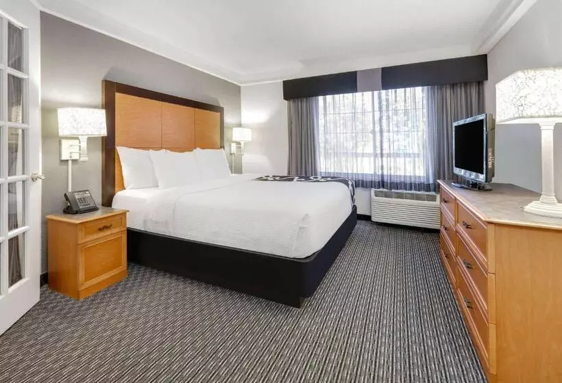 キングサイズベッドのデラックスルーム, La Quinta By Wyndham Dallas   Addison Galleria