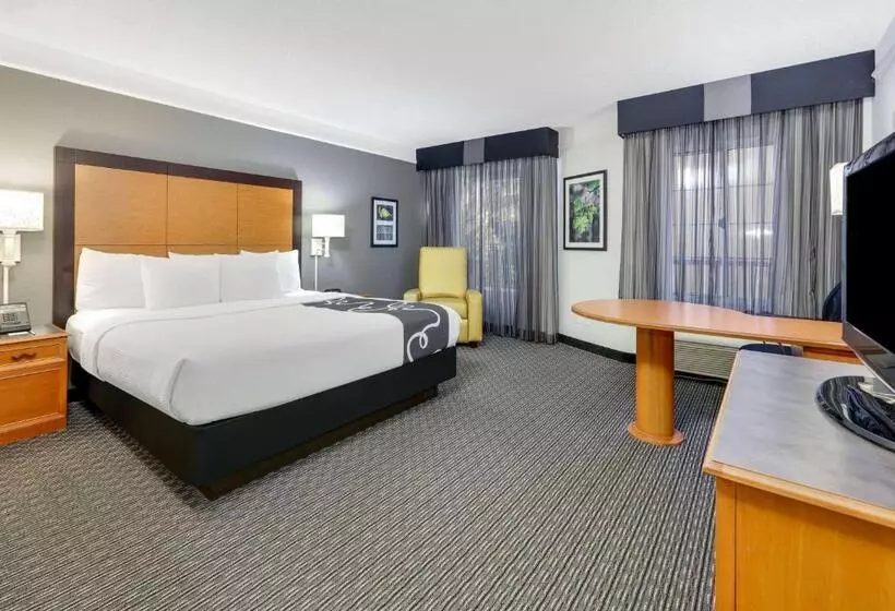 キングサイズベッドのデラックスルーム, La Quinta By Wyndham Dallas   Addison Galleria
