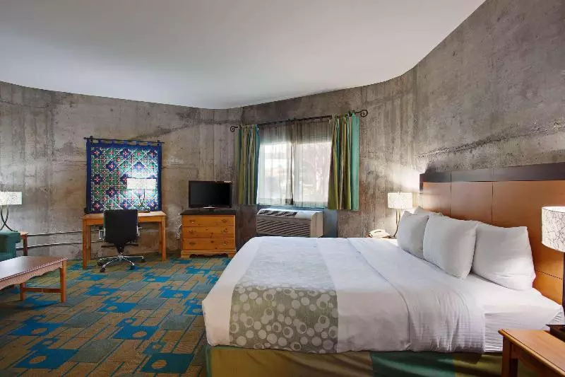 キングサイズベッドのデラックスルーム, La Quinta Inn & Suites By Wyndham Irvine Spectrum
