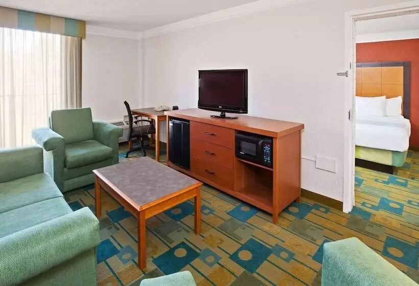 キングサイズベッドのスイートルーム, La Quinta By Wyndham Nashville Airport/opryland