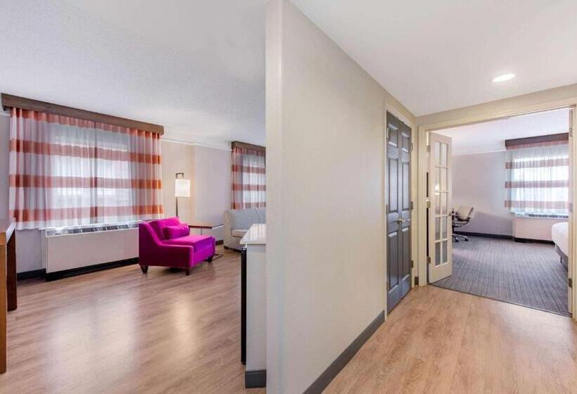 Deluxe Suite King Bed, La Quinta By Wyndham New Orleans Downtown