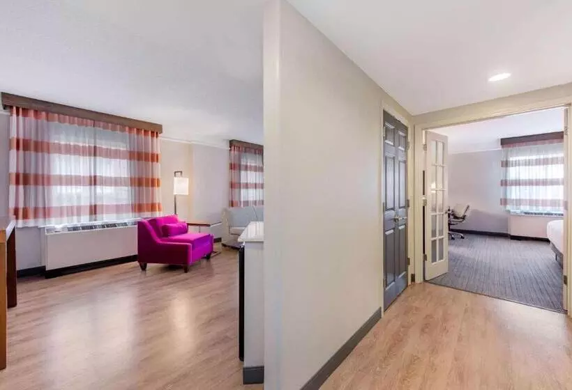 Deluxe Suite King Bed, La Quinta By Wyndham New Orleans Downtown