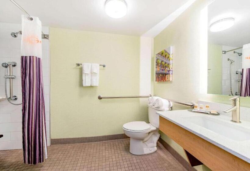 اتاق استاندارد با تخت بزرگ برای معلولان, La Quinta By Wyndham New Orleans Downtown