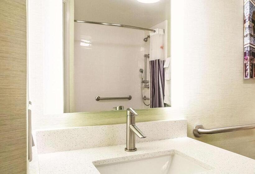 اتاق استاندارد با تخت بزرگ برای معلولان, La Quinta By Wyndham New Orleans Downtown