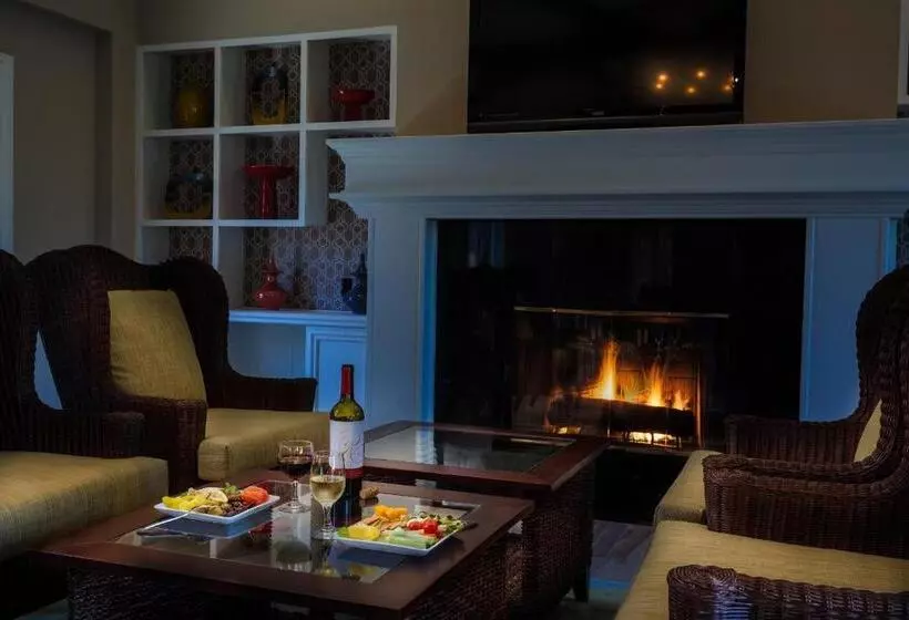 اتاق لوکس با تخت بزرگ, Lighthouse Lodge & Cottages