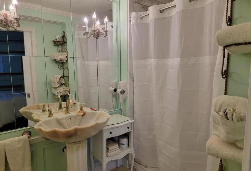 غرفة ديلوكس ثلاثية, Lowell Inn