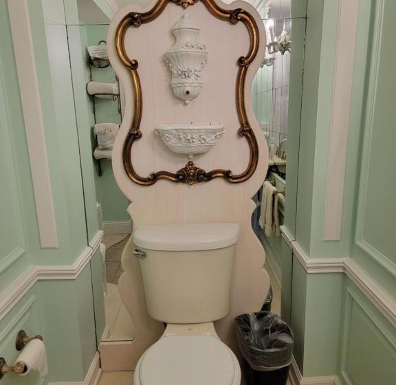 غرفة ديلوكس ثلاثية, Lowell Inn