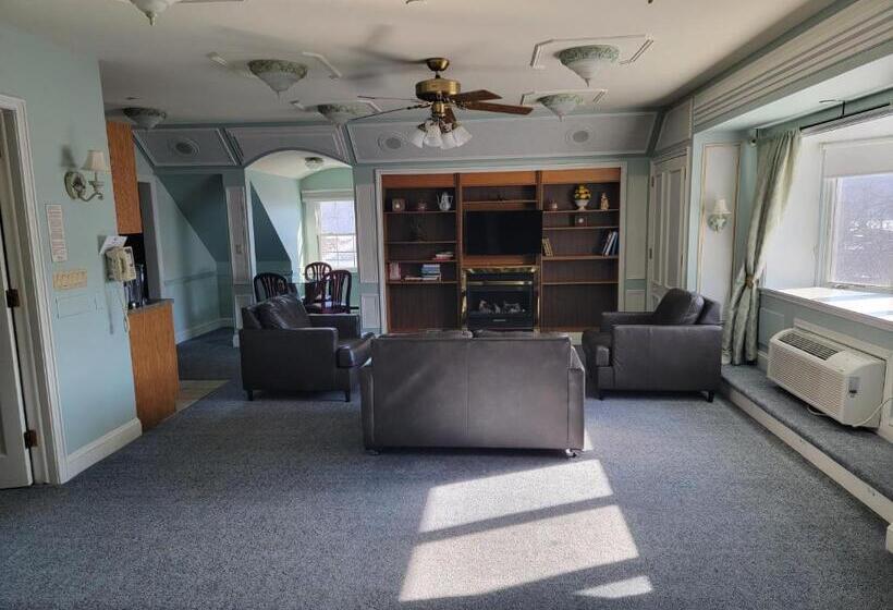 جناح, Lowell Inn