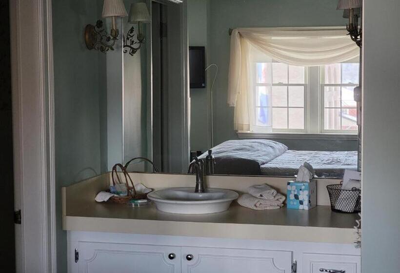 غرفة ديلوكس سرير كينج, Lowell Inn