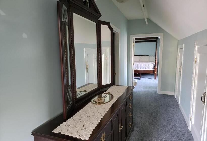 جناح, Lowell Inn