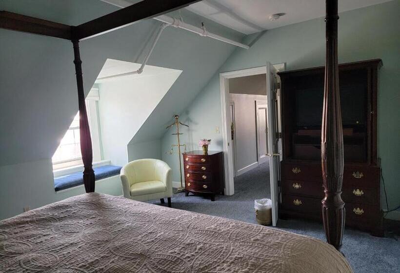 جناح, Lowell Inn